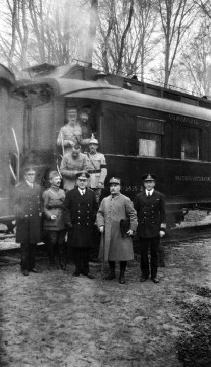 Firma del armisticio (el original está en el maletín que porta Foch) el 11 de noviembre de 1918 en el vagón 2.419D.