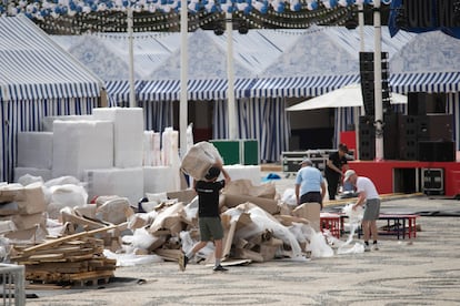 Varios operarios trabajan este martes por la tarde en los preparativos del desfile de la firma de moda Dior que tendrá lugar el jueves 16 de junio en la Plaza de España de Sevilla. La ciudad andaluza ha sido una de las más afectadas por esta temprana ola de calor. Las temperaturas de récord solo se suavizarán de cara al jueves, cuando se prevé que las máximas caigan hasta los 38º, para volver a los 40º en las horas centrales del viernes. 