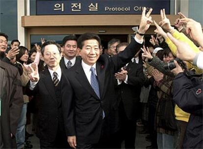 Roh Moo-hyun, en primer plano, celebra su victoria electoral en su localidad natal, Kimhae.