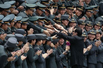 Cadetes en el día de su graduación dan la mano al presidente de Taiwán, Ma Ying-jeou, durante una ceremonia para conmemorar el 90 aniversario de la academia militar de Taiwán en Kaohsiung,