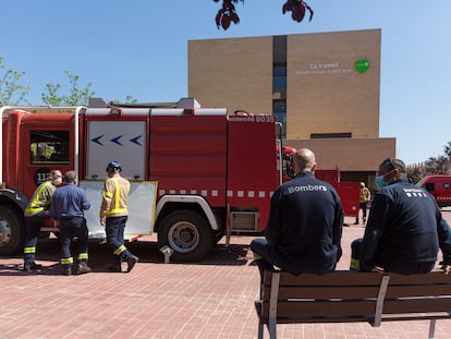 Los bomberos acudieron en abril pasado a desinfectar la residencia Ca N'Amell, de Premià, que fue intervenida.