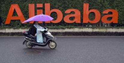 Una mujer pasa junto al logo de Alibaba en la sede de la compañía en Hangzhou (China).