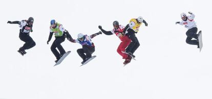 Lucas Eguibar, con peto verde, en la final disputada en la estación suiza de Veysonnaz el pasado 15 de marzo.