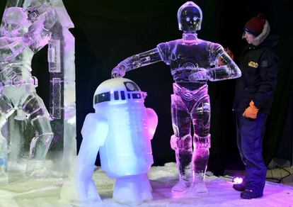 Las esculturas medirán entre dos y seis metros de altura. En la imagen, el canadiense Yuri Nazarkin trabaja en las esculturas de hielo de C-3PO y R2-D2