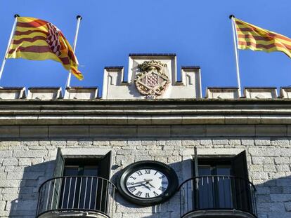 Façana de l'Ajuntament de Girona sense la bandera espanyola.