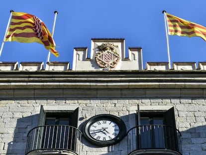 Façana de l'Ajuntament de Girona sense la bandera espanyola.
