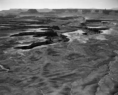 O Vale da Morte, da Califórnia, em 1997. Uma das imagens da zona desértica do planeta retratadas pelo autor. Zabalza, que foi professor de Antropologia na Universidade Complutense de Madri, quis preparar um texto reflexivo, uma teoria, sobre a imensidão do território e, em contraste, a insignificância do ser humano.