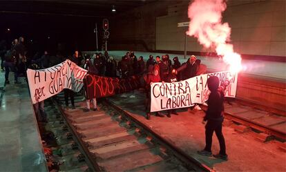 Cortes de las vías del tren en la estación de Terrassa (Barcelona), este viernes.