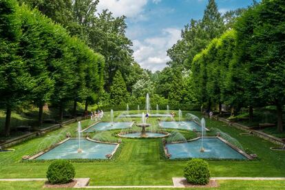 Hasta el 29 de septiembre se celebrará el Festival de las Fuentes de los <a href="https://www.wien.info/es/locations/volksgarten" target="">Jardines Longwood</a>: espectáculos de agua para dar la bienvenida a una completa programación veraniega para toda la familia. Más color sobre estas ya de por sí coloridas 445 hectáreas de bosques, prados y jardines que se extienden junto a Kennett Square, en el Estado de Pensilvania (Estados Unidos). Veinte jardines exteriores y otros tantos interiores, en invernaderos llamados conservatorios. Talleres, actividades para niños y clases para jardineros desde amateurs a profesionales. Y todo mientras florecen algunas variedades de rosas, hibiscus, orquídeas o magnolias.