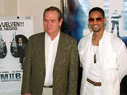 Tommy Lee Jones (izquierda) y Will Smith, ayer en Madrid.