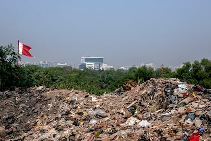 Bombay. "En una de las áreas del distrito de Dharavi hay unos 43 aseos para 30.000 personas. Durante las emergencias, los hombres y los niños pequeños frecuentan el vertedero que hay al otro lado de la calle por comodidad, pero está lleno de mosquitos, perros callejeros y ratas", dice el joven Kavita. Como es peligroso que las adolescentes vayan a los baños al anochecer y la defecación al aire libre supone un alto riesgo, a veces lo hacen en una bolsa de plástico y se deshacen de ella más tarde.