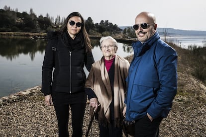 Félix Moreno, su madre María Simón y Susana Olid mientras paseaban por la zona de piscinas y playa artificial del complejo, en el que se hospedaban para celebrar el 96 cumpleaños de María Simón.