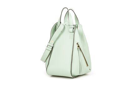 Bolso verde menta de Loewe.