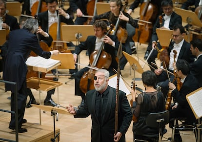 El bajo-barítono Simon Bailey junto a Kent Nagano y los integrantes de Concerto Köln y la Dresdner Festspielorchester, el 14 de junio en Dresde.
