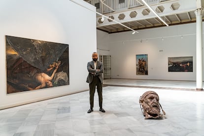 Marcos Lozano, en el centro de la sala de Casa de Vacas, presenta su exposición, en unas fotografías cedidas por la Agencia Studio Mónica Iglesias.