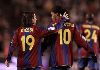 Lionel Messi y Ronaldinho después de un gol del Barcelona al Valladolid en 2007.