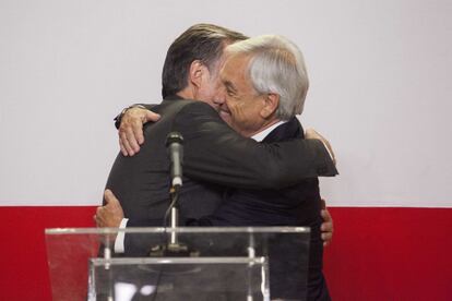 Piñera y Guillier se abrazan tras conocer los resultados electorales. 