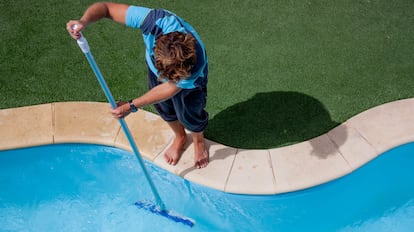 ¿Cómo limpiar a fondo las paredes de una piscina de jardín? Con un cepillo específico para ello.
