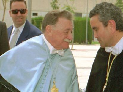 Mario Benedetti, reci&eacute;n nombrado Honoris Causa de la Universidad de Alicante, con el antiguo rector Andr&eacute;s Pedre&ntilde;o en 1997