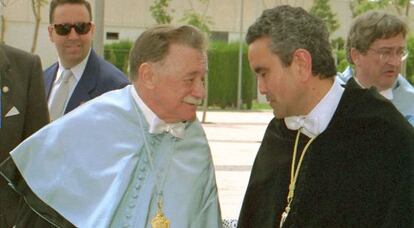 Mario Benedetti, recién nombrado Honoris Causa de la Universidad de Alicante, con el antiguo rector Andrés Pedreño en 1997