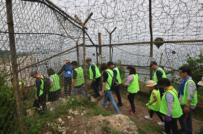 Por motivos de seguridad solo está permitido tomar imágenes en unas pocas zonas del itinerario y los visitantes lamentan no poder inmortalizar esta idílica estampa que tan bien describe lo que es la zona desmilitarizada: un ecosistema inmaculado pero enmarcado a su vez por verjas electrificadas, alambre de espino o parapetos de ametralladora.