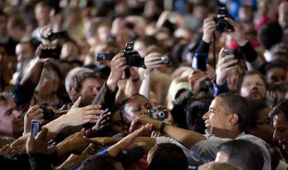 Barack Obama saluda a la multitud en el cierre de campaña en Minneapolis.