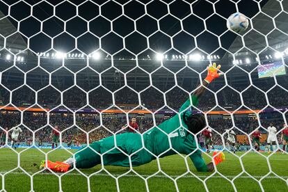 Cristiano Ronaldo anota el penalti en el primer gol de Portugal durante el partido.