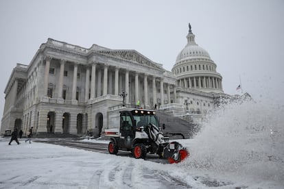 Un quitanieves limpia la nieve frente al Capitolio en Washington, D.C.