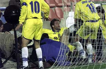 A veces la euforia y las manifestaciones violentas se vuelven en contra. Una avalancha de aficionados del Villarreal tras un gol de su equipo acabó lesionando de gravedad al autor del tanto, el argentino Palermo. Un muro cedió ante el empuje de los hinchas destrozando la pierna del delantero en el partido de Copa que enfrentó al Levante con el Villarreal en noviembre de 2001.