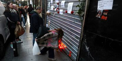 Velas y mensajes de despedida para Casto Herrezuelo, el camarero del bar El Palentino.