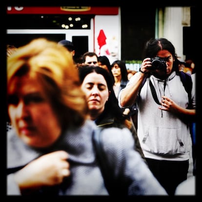 William Criollo. Ecuatoriano de 25 años. Hace fotos de manifestaciones y desahucios con su Nikon D5100 que sube a Flickr y comparte a través de de Twitter con el alias @phierrecom