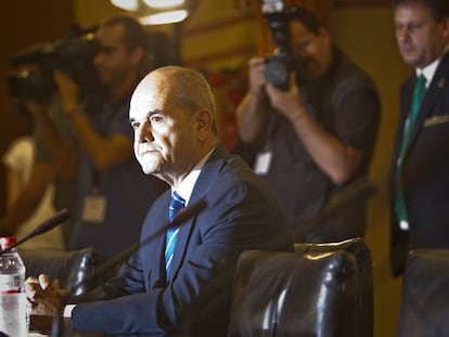 Manuel Chaves, minutos antes de iniciar su comparecencia ante la comisión de investigación de los ERE.