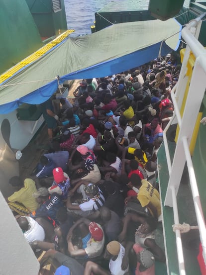 Los migrantes a bordo del 'Río Tajo'.
