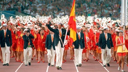 Don Felipe desfila como abanderado de la selección española en la ceremonia de inauguración de los Juegos Olímpicos de Barcelona el 25 de julio de 1992.