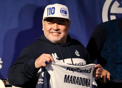 Diego Armando Maradona, con la camiseta del Gimnasia y Esgrima.
