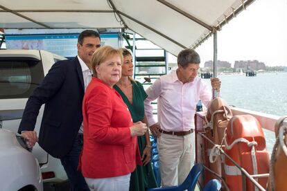 El presidente de gobierno de España, Pedro Sánchez (i), y la canciller alemana Angela Merkel (2-i) al comienzo de su visita al Parque Nacional de Doñana