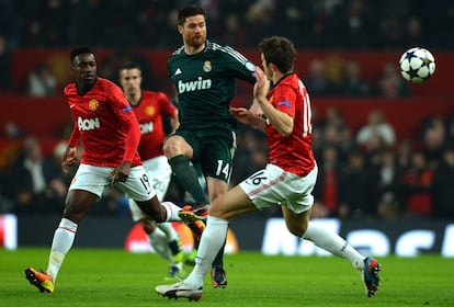 Xabi Alonso entre Welbeck y Carrick.