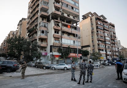 Varios militares en el lugar de un ataque israelí, este lunes en el centro de Beirut (Líbano).