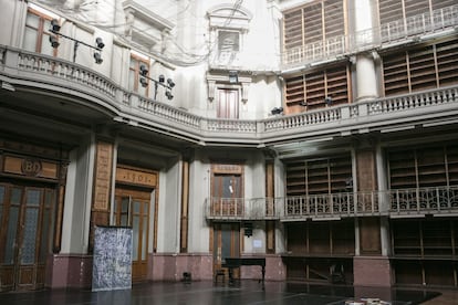 Los anaqueles del palacio neoclásico que albergó la Biblioteca Nacional argentina en el siglo XX lucen vacíos desde 1992, cuando los libros se trasladaron a la nueva sede. El edificio es ahora el Centro Nacional de la Música, aunque su primera planta -desde la que Borges dirigió la institución entre 1955 y 1973- se convertirá en un centro de investigación borgeano. El palacio, situado en el barrio porteño de San Telmo, fue concebido originalmente como sede de la Lotería, pero su suerte cambió en 1900, tras una airada carta del entonces director de la Biblioteca, Paul Groussac, al presidente Julio Argentino Roca en la que le advertía que si anteponía el juego a los libros "estaba signando el destino" del país.