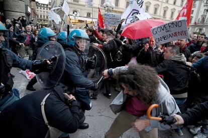 Enfrentamientos entre la policía y los manifestantes durante una manifestación contra Salvini en la plaza Repubblica en Florencia, Italia. La protesta tuvo lugar mientras el ministro del interior, Matteo Salvini, en la plaza Strozzi, por una iniciativa en apoyo del candidato adecuado para alcalde, Ubaldo Bocci.