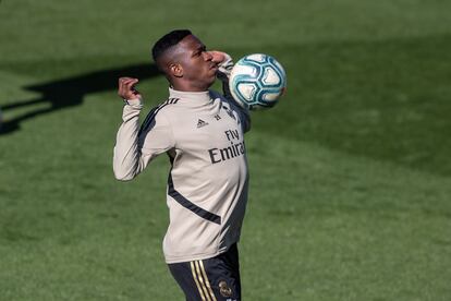 Vinicius Junior treina no Real Madrid.