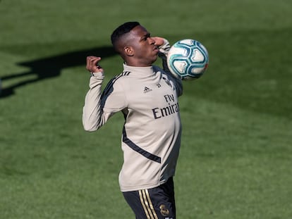 Vinicius Junior treina no Real Madrid.