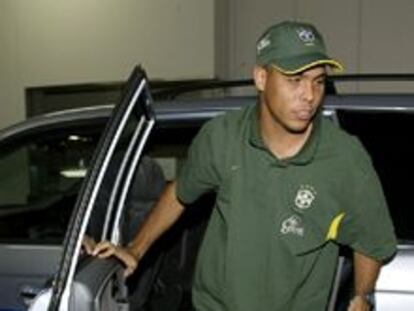 Ronaldo regresa al hotel del equipo brasileño tras someterse a unos exámenes médicos en una clínica.