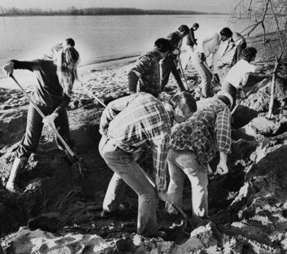 Agentes del FBI buscan pruebas del paradero de D.B. Cooper en el río Columbia (1980).