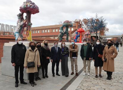 El alcalde de Madrid, José Luis Martínez-Almeida, y la delegada de Cultura, Turismo y Deporte, Andrea Levy, junto a los otros miembros del jurado y a los ganadores del concurso '¡Muchas gracias, Madrid!', este viernes en Matadero. 