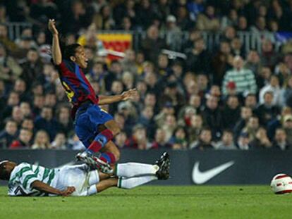 Agathe corta un avance de Ronaldinho.