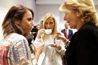 De izquierda a derecha:Andrea Levy, vicesecretaria de Estudios y Programas del Partido Popular; Cristina Cifuentes, presidenta de la Comunidad de Madrid, y Esperanza Aguirre, portavoz del Grupo Popular en el Ayuntamiento de Madrid, tomando café en el Foro Madrid, el 21 de septiembre de 2015.