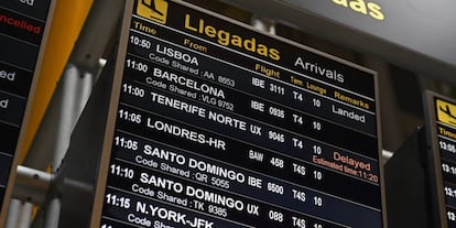 Panel de llegadas en la Terminal 4 de Madrid-Barajas.