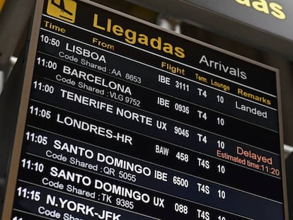 Panel de llegadas en la Terminal 4 de Madrid-Barajas.