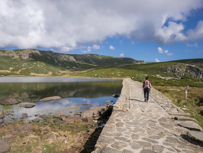 Un hombre hace senderismo en torno al lago de Los Peces, Sanabria. 